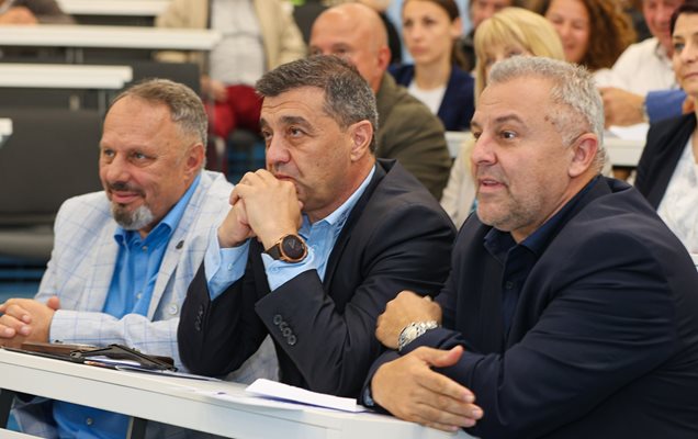Преподавателите Злати Джуров (вляво), Петър Зографов и Иван Каневчев внимателно слушат.