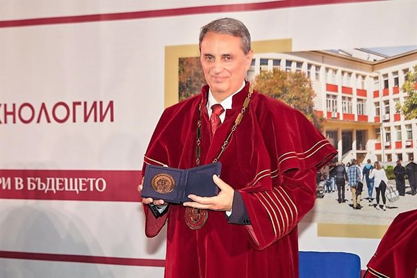 Проф. Моллов получи почетния плакет "Св. Св. Кирил и Методий" на президента на България за УХТ