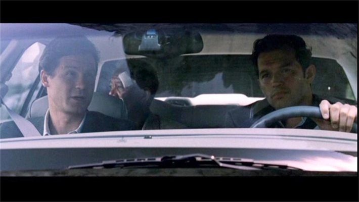 В кадър от филма, в който си партнира с Морган Фрийман (на задната седалка в колата).