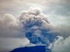 Издирват мъж, паднал в пукнатина, отворила се след изригването на вулкана в Исландия