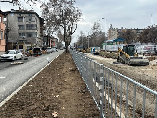 Ул. “Царевец” в Пловдив  - вече е асфалтирано източното платно, работи се ударно по западното.