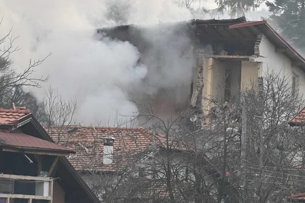 Брат и сестра са живяли в къщата в Банкя, която беше съборена от взрив СНИМКА: Георги Палейков