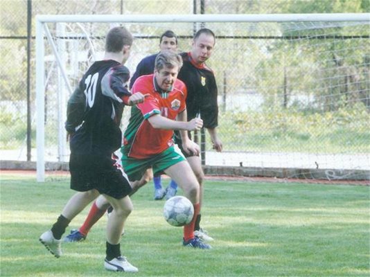 Президентът играе футбол на игрището в Евксиноград. В неговия отбор са и синовете му.