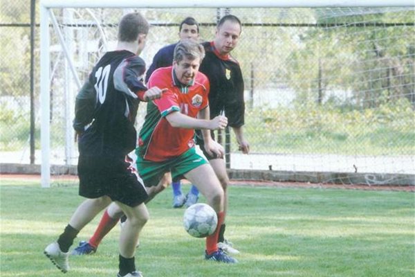 Президентът играе футбол на игрището в Евксиноград. В неговия отбор са и синовете му.