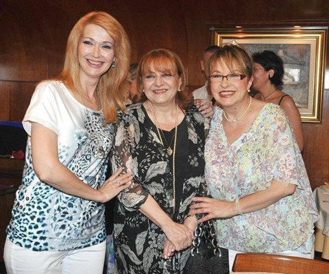 Маргарита Хранова с колежките си Богдана Карадочева (в средата) и Росица Кирилова.