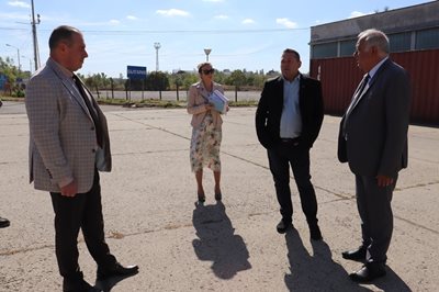 Среща между областния управител Борислав Българинов и изпълнителния директор на Пристанищния комплекс Петър Драгошинов, които са обсъдили настоящия план за ремонта.