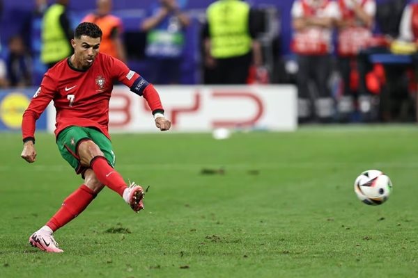 Роналдо пропусна и вкара дузпа срещу Словения
Снимка: uefa.com