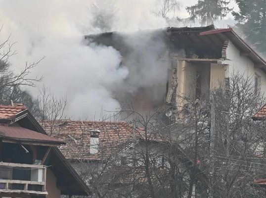 Брат и сестра са живяли в къщата в Банкя, която беше съборена от взрив СНИМКА: Георги Палейков