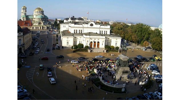 Кадър от камерата на Нова тв пред Народното събрание