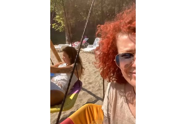 Певицата пуска кратки видеа от ваканцията с гаджето