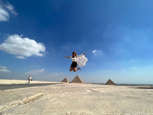 Нина Николина пред пирамидите в Египет
