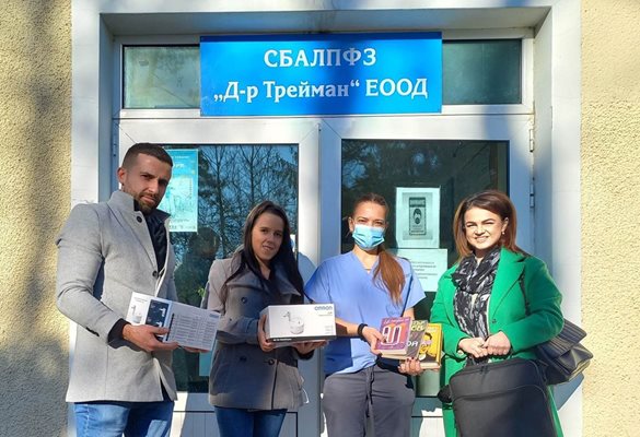 Младите ротарианци с даренията

Снимка: Ротаракт клуб - Велико Търново