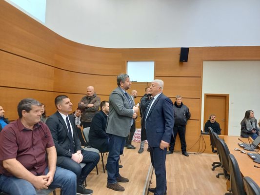 Лидерът на "Да, България" Христо Иванов посъветва кмета на Пловдив Здравко Димитров да събере съветниците от ГЕРБ, но той отвърна, че е само редови член.