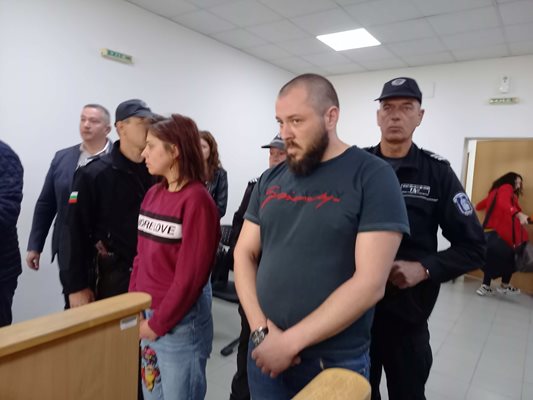 Мъжът и жената, превозвали мигранти с линейка, в залата на Пловдивския районен съд.