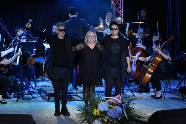 Братя Аргирови заедно с Тони Димитрова изпълняват на песента “Срещу вятъра”