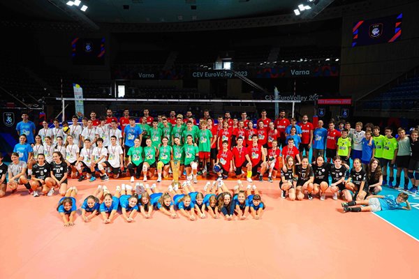 Националите се снимат с участниците в миниевропейското първенство. Снимки: БФВ