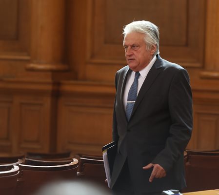 Бойко Рашков трябва да замени Атанас Атанасов начело на комисията за контрол на службите.