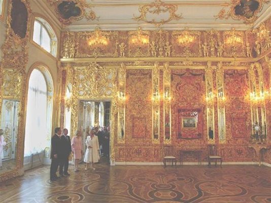 Германският канцлер Шрьодер и руският президент Путин се възхищават на възстановената Кехлибарена стая в Петербург.

