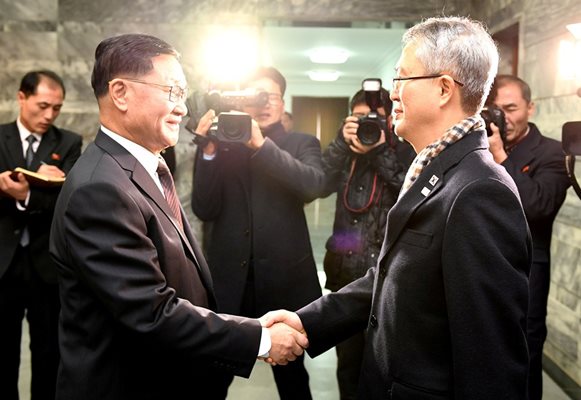 Официални представители на двете Кореи днес обсъдиха на среща в Панминчжон предложението на Севера да изпрати група музиканти и танцьори на Зимните олимпийски игри в южнокорейския курорт Пьончан СНИМКА: Ройтерс