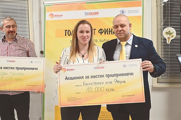 Зорница получава наградата си за „Млад предприемач“ от Цветан Филев, председател на съюза на тютюнопроизводителите