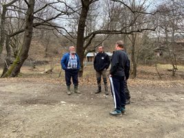 Тодор Мечкарев (вляво), който откри телата, разговаря със служители на дирекция Национален парк Централен балкан. Снимка: karlovopress.com