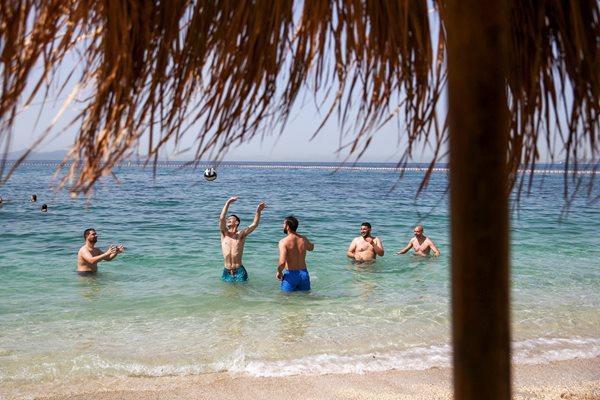 В клиповете се изтъкват достойнствата на гръцките плажове, исторически обекти и таверни. Снимка Ройтерс