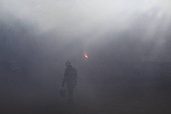 Мощни димки бяха пуснати по време на дербито от сектор "Б". Снимка: Велислав Николов
