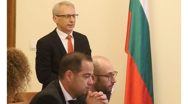 Премиерът Николай Денков и вътрешният министър Калин Стоянов (на преден план) на заседанието.

СНИМКА: РУМЯНА ТОНЕВА