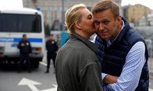 Юлия буди Навални от комата с песни и весели истории