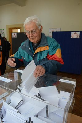 Мъж гласува в 68-а избирателна секция в Стара Загора.