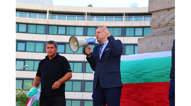 Бившият общински съветник от СДС Николай Гацев (с мегафона) и ексдепутатът от ПФ Димитър Байрактаров говорят пред протестиращите.