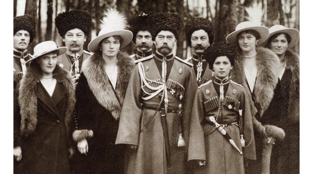 Император Николай Втори с жена си и децата си с военни