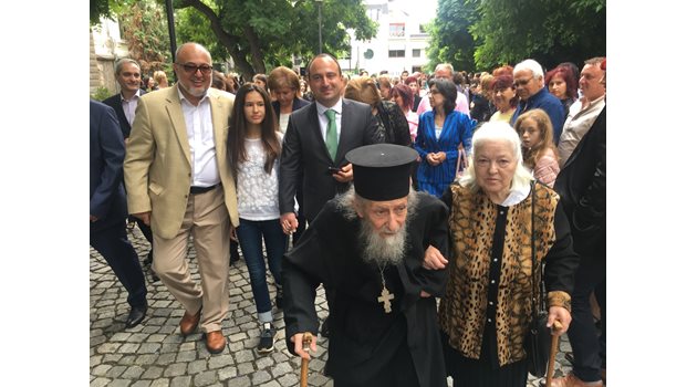 Зам.-кметът на Пловдив Стефан Стоянов манифестира с 14-годишната си сестра Емилия и с баща им. Пред тях вървеше възрастен свещеник.