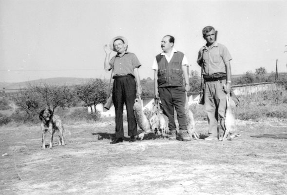 Уникална снимка: Пенчо Кубадински (в средата) и Емилиян Станев (вляво) на лов за зайци