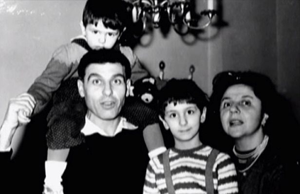 Семейна снимка – Апостол Карамитев и съпругата му Маргарита Дупаринова с децата си
