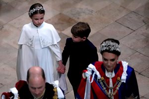 Кейт Мидълтън и принцеса Шарлот с еднакви тиари в памет на Елизабет II