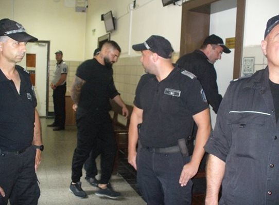 Съдът в Стара Загора остави за постоянно в ареста Георги Георгиев, обвинен, че заплашвал с убийство 18-годишната Дебора

СНИМКА: ВАНЬО СТОИЛОВ