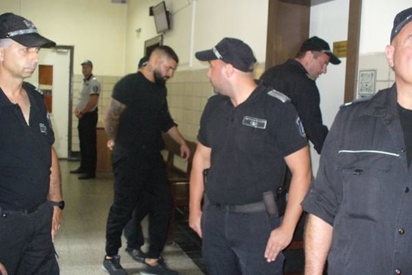 Съдът в Стара Загора остави за постоянно в ареста Георги Георгиев, обвинен, че заплашвал с убийство 18-годишната Дебора

СНИМКА: ВАНЬО СТОИЛОВ