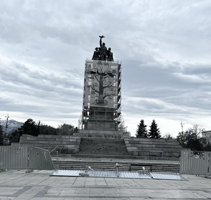 Оградата на Паметника на Съветската армия е паднала. СНИМКА: Мирослав Боршош