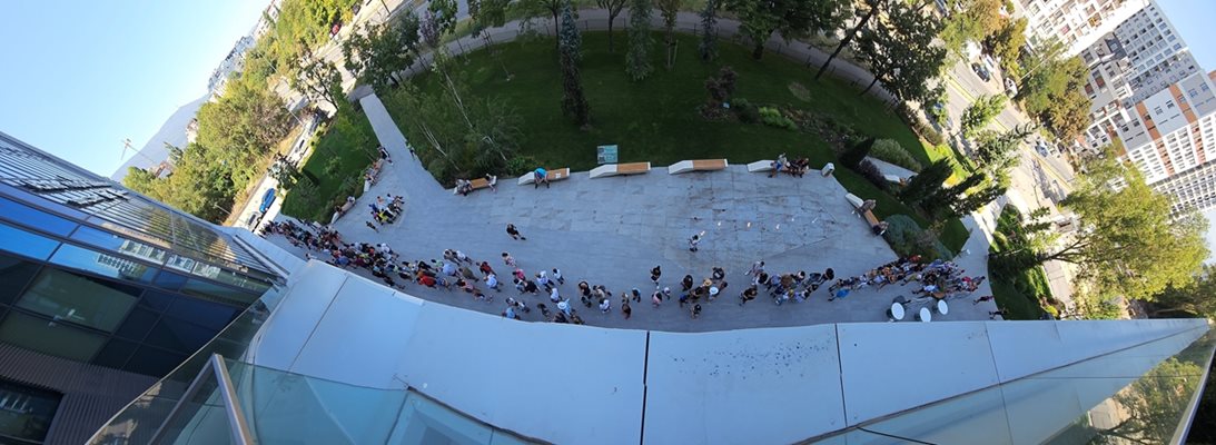 The queue outside the NV Tower one hour after the meeting with Carlos Nassar started. PHOTO: NAIDEN TODOROV