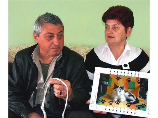 Дора показва снимката на убития котарак, а съпругът Ангел - сизаловото въже, с което домашният им любимец е бил обесен. 
СНИМКА: АВТОРЪТ
