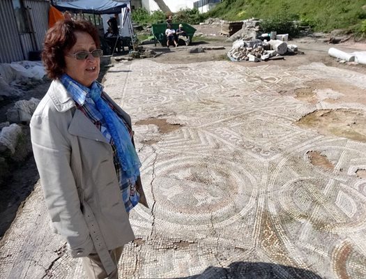 Археоложката Елена Кесякова очаква под мозайките да открие римски храм
