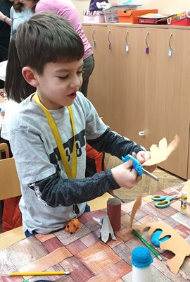 7-годишният Ивайло е очертал ръцете си за рогца за еленче от ролка от тоалетна хартия (виж следващата снимка). Уникални играчки може да се изработят от всякакви рециклирани материали.