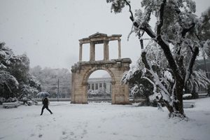 Сняг и студ сковаха Гърция (Фотогалерия)