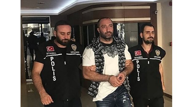 Турски полицаи водят Димитър Желязков в съда.