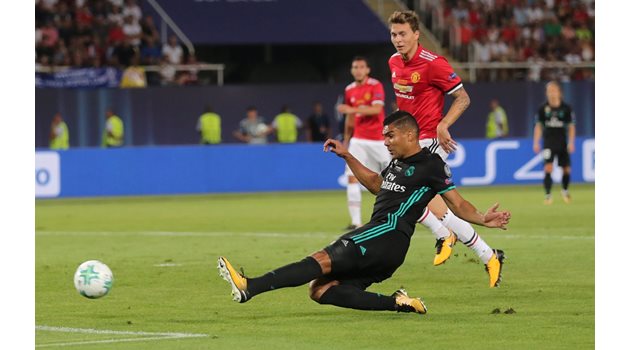 Каземиро се хвърля на шпагат, за да отбележи гола за 1:0 за "Реал" (Мадрид) срещу "Манчестър Юнайтед" в Скопие.