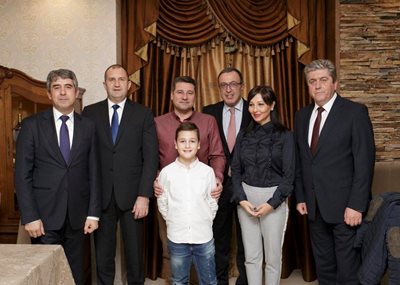 Четиримата държавни глави Румен Радев, Росен Плевнелиев, Георги Първанов и Петър Стоянов заедно с домакините си семейство Кюркчиеви.