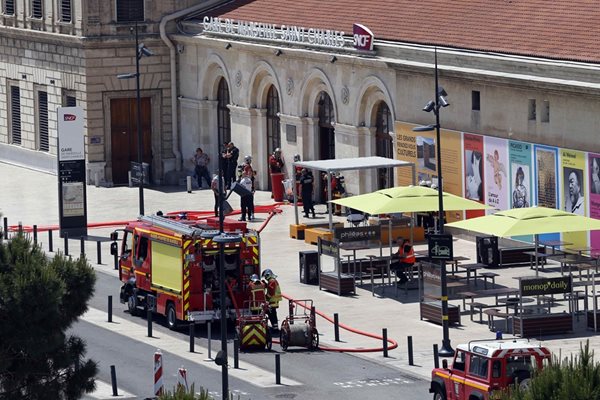 Пожарна и военни отцепиха гара “Сен Шарл”, която бе евакуирана след ареста на българина.