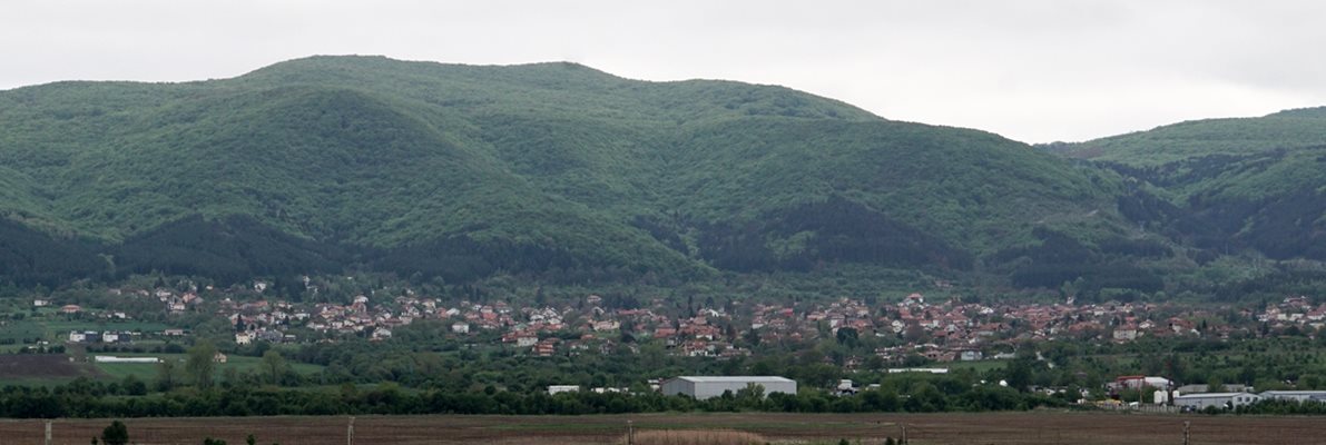 Заради засиления интерес към имоти между “Младост” и магистрала “Тракия” започва са се оформя Лозенска яка. 