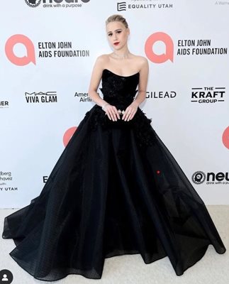 Мария Бакалова изумителна в черно на партито след Оскарите на фондация "Елтън Джон"